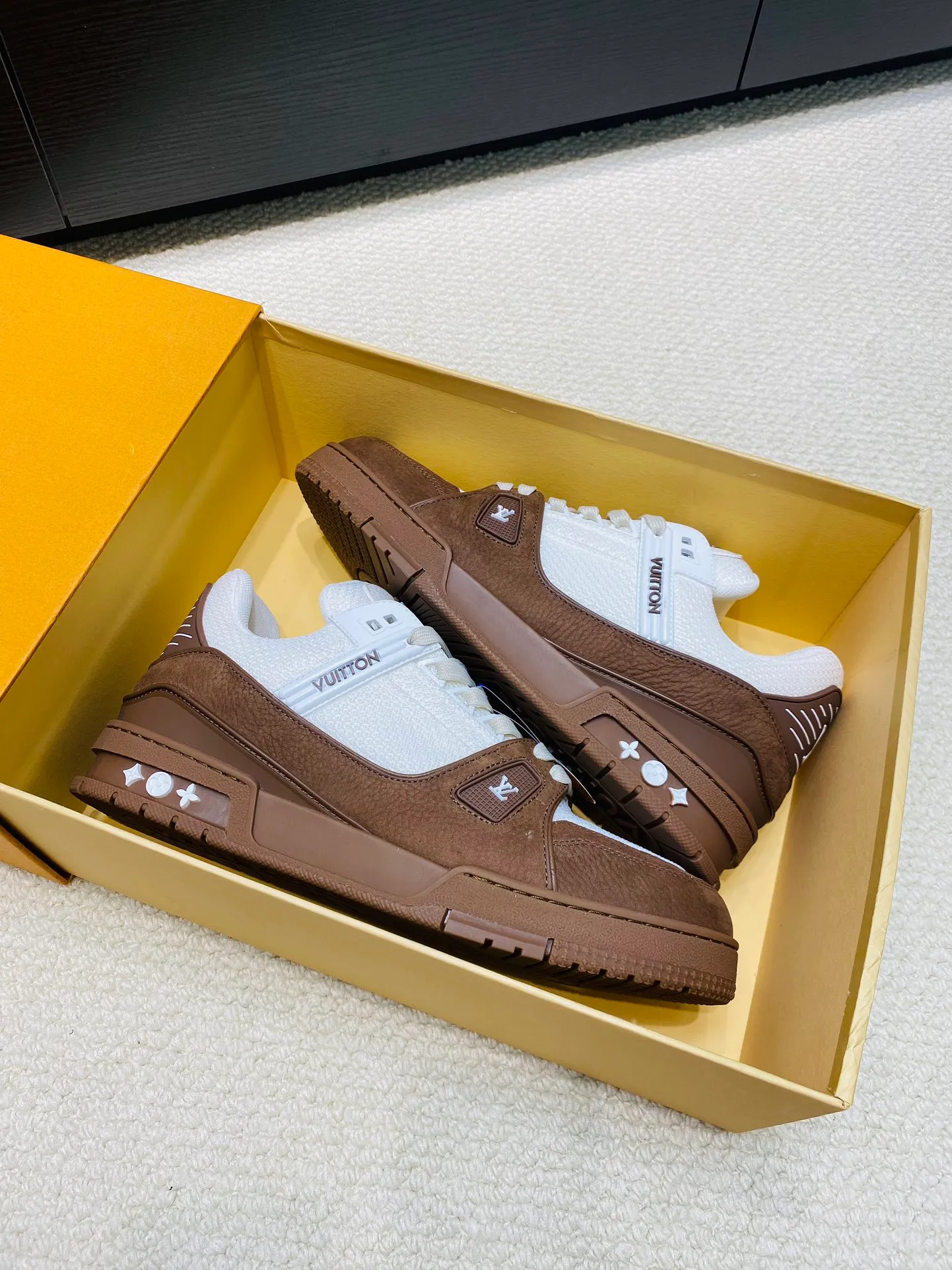 👟👟Ex-factory price 800👟👟 💰💰💰 Hot style 🆕🆕🆕𝙇𝙑 LV Louis Vuitton L House Donkey Brand Trainer Series Couple Style Casual Sports Shoes Skateboard Shoes Original Purchase Development Production Production This pair of LV Trainer sneakers are made of a blend of technical materials with waterproof properties. The meticulously crafted upper is notable for its many signature details, including Louis Vuitton and #54 in script, referencing the year 1854. Exquisite packaging at the delivery counter🛍📦 ▪️Fabrics: Original customized imported cowhide ▪️Inner lining: Original customized breathable mesh ▪️Outsole: Original open-molded non-slip TPU combination outsole ▪️Sole thickness: 3 cm ▪️Size: Women's 35-41 / Men's 38-46